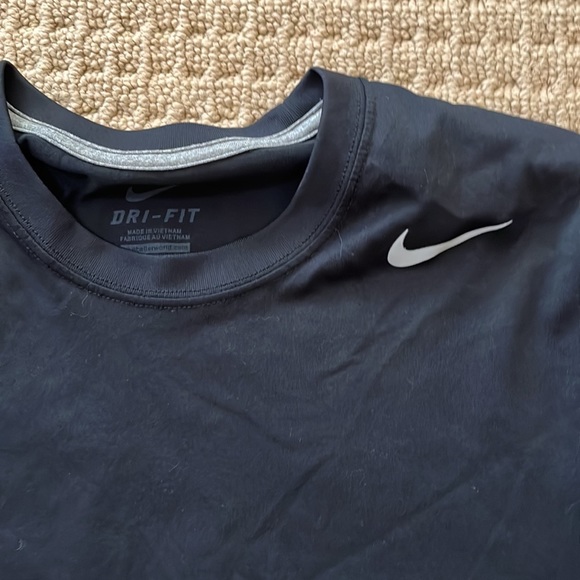 Men’s long sleeve dri fit Nike shirt - Picture 3 of 3